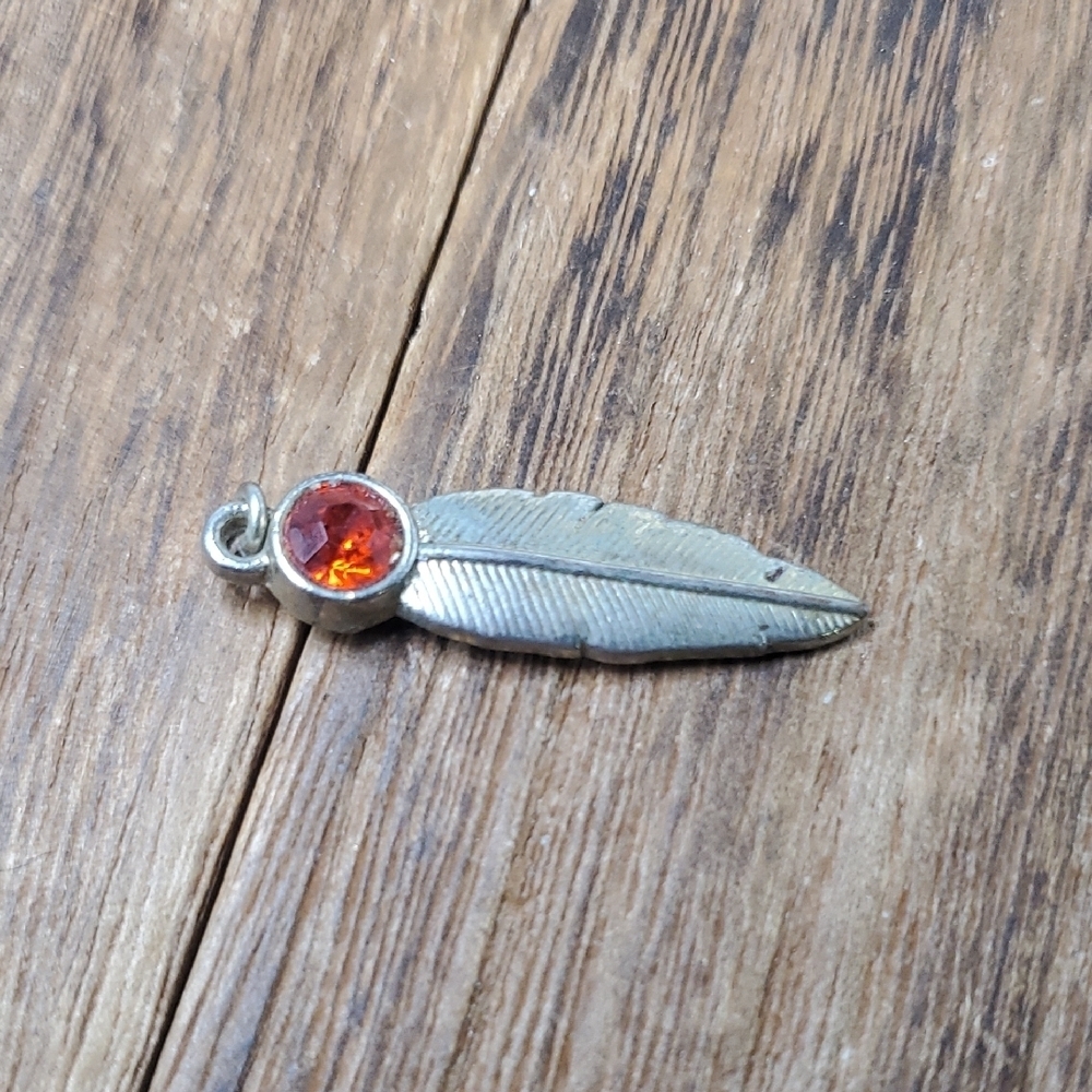 P302 Sultans Feather Pendant Charm‎